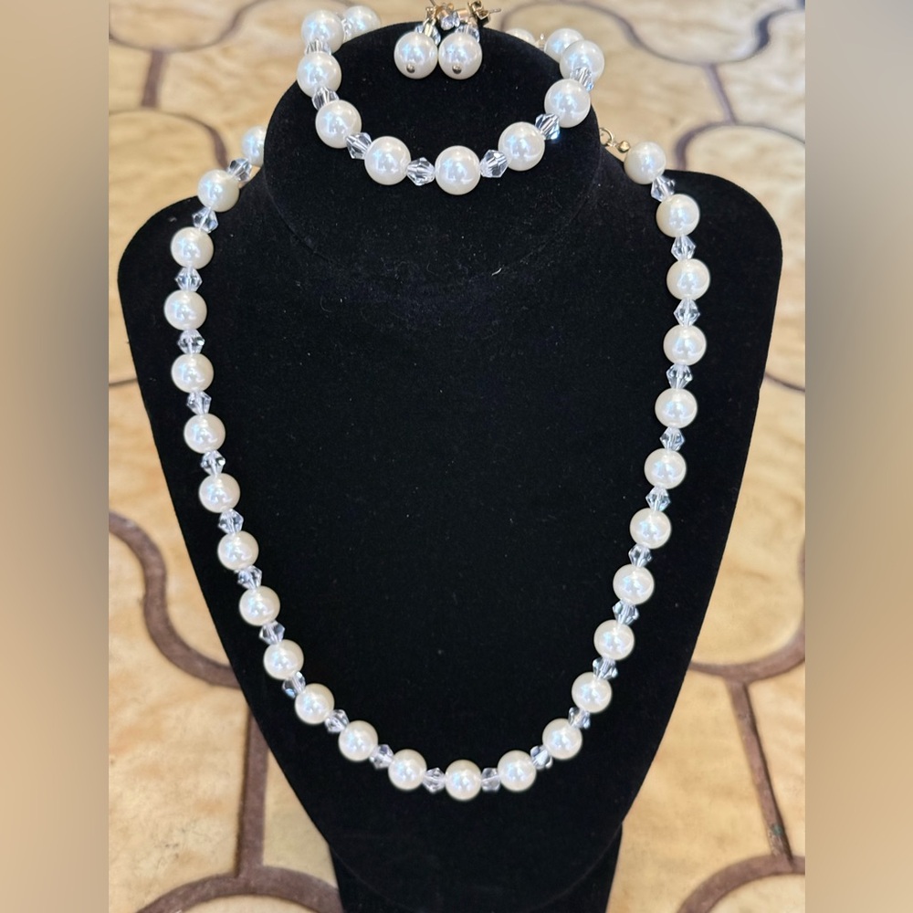 Pearl and Crystal Necklace Set